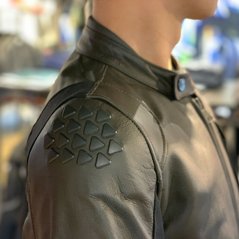 独自のスタイルを貫く「ISTRICE LEATHER JACKET」のご紹介